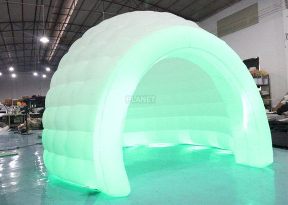 Tienda inflable gigante de la bóveda del iglú de la luz colorida del LED con la entrada del túnel